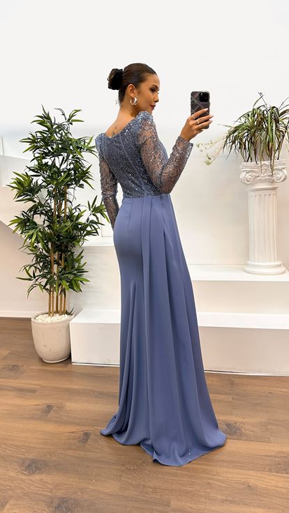 Abito da sera firmato color antracite con dettaglio in vita ricamato