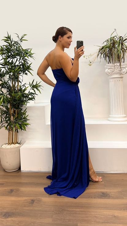 Vestido de noche de talla grande con detalle de cintura sin tirantes y corte asimétrico de Saks