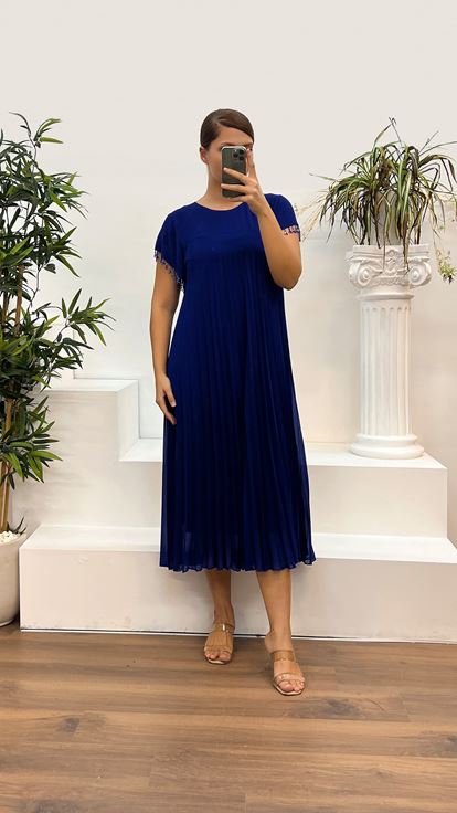 Vestido de noche de talla grande bordado con mangas plisadas de Saks