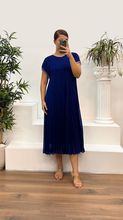 Vestido de noche de talla grande bordado con mangas plisadas de Saks