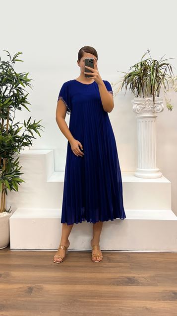 Saks-Abendkleid in Übergröße mit plissierten Ärmeln und Stickerei