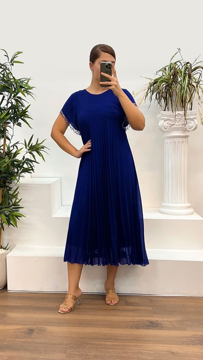 Vestido de noche de talla grande bordado con mangas plisadas de Saks