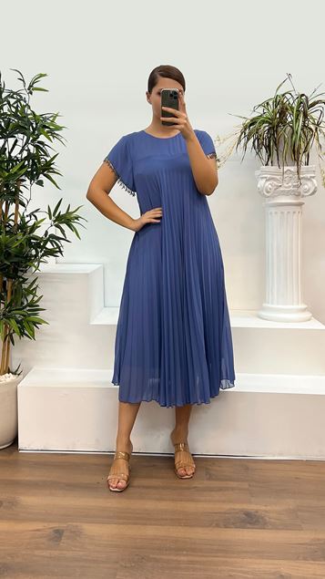 Indigofarbenes, besticktes Abendkleid mit plissierten Ärmeln in Übergröße