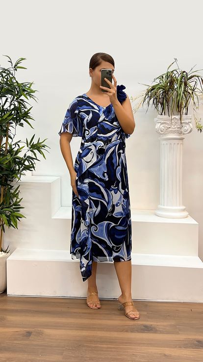 فستان سهرة من ساكس بمقاسات كبيرة، بياقة على شكل حرف V ونقشة مميزة