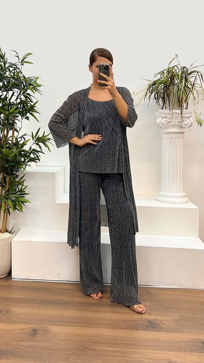 بدلة سهرة زرقاء داكنة لامعة بمقاسات كبيرة