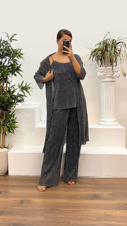 بدلة سهرة زرقاء داكنة لامعة بمقاسات كبيرة