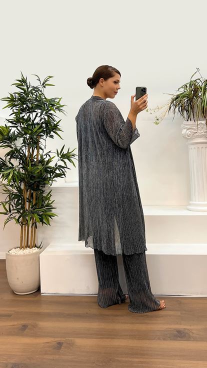 بدلة سهرة زرقاء داكنة لامعة بمقاسات كبيرة