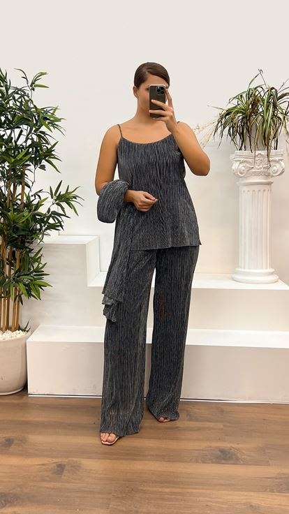 بدلة سهرة زرقاء داكنة لامعة بمقاسات كبيرة