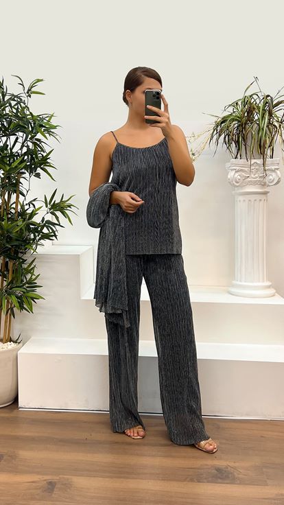 بدلة سهرة زرقاء داكنة لامعة بمقاسات كبيرة