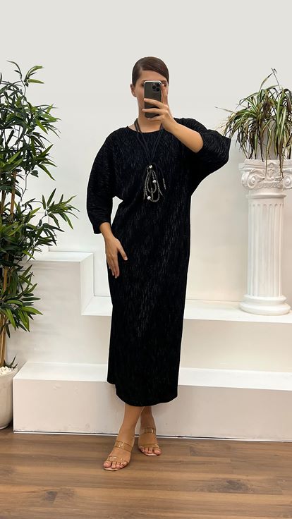 فستان سهرة أسود لامع بياقة دائرية ومقاسات كبيرة