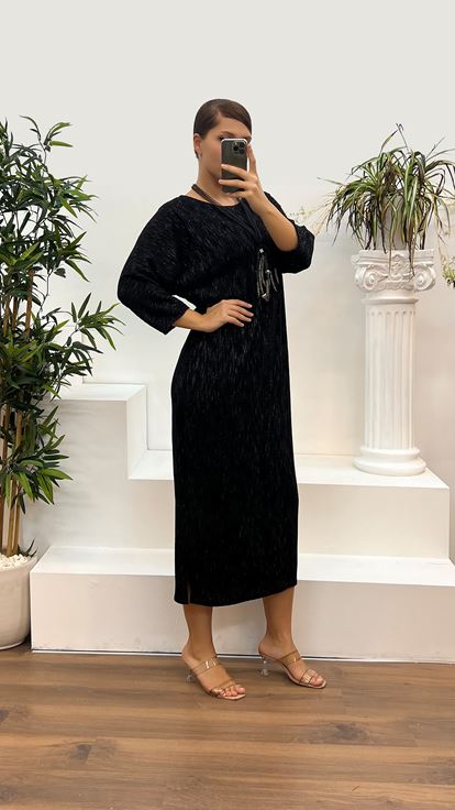 فستان سهرة أسود لامع بياقة دائرية ومقاسات كبيرة