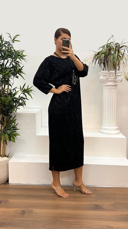 فستان سهرة أسود لامع بياقة دائرية ومقاسات كبيرة