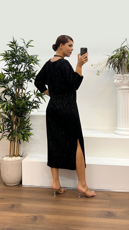 فستان سهرة أسود لامع بياقة دائرية ومقاسات كبيرة