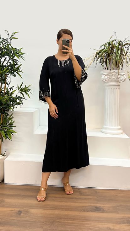 فستان سهرة بمقاسات كبيرة مع ياقة وأكمام سوداء مطرزة