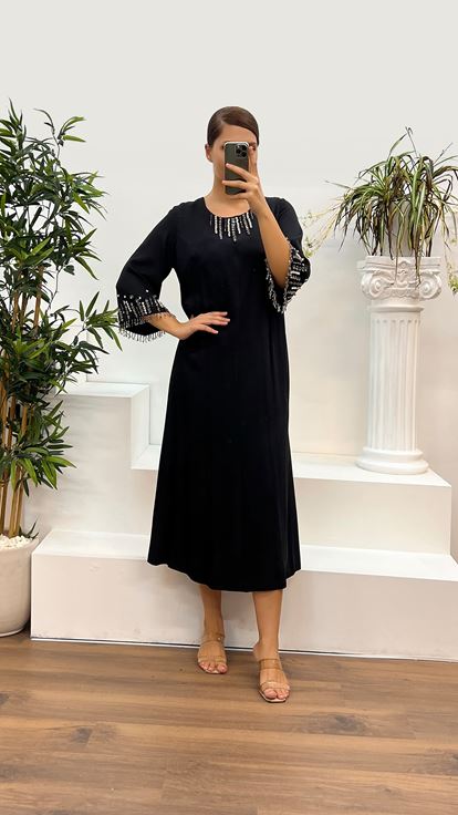 فستان سهرة بمقاسات كبيرة مع ياقة وأكمام سوداء مطرزة