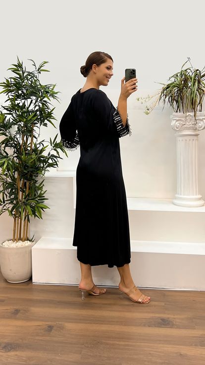 فستان سهرة بمقاسات كبيرة مع ياقة وأكمام سوداء مطرزة