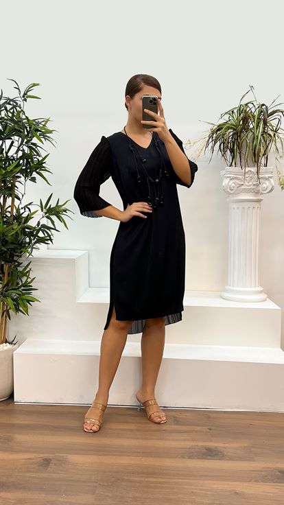 فستان سهرة أسود بمقاسات كبيرة بأكمام مطوية وفتحة رقبة على شكل حرف V