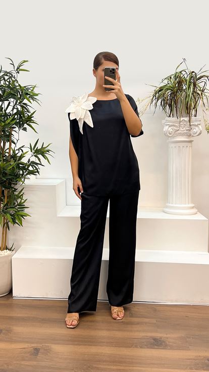 بدلة سهرة بمقاسات كبيرة، بياقة سوداء مزينة بنقوش زهرية 