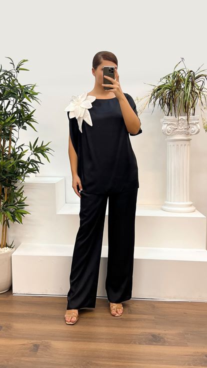 بدلة سهرة بمقاسات كبيرة، بياقة سوداء مزينة بنقوش زهرية 