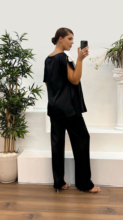 بدلة سهرة بمقاسات كبيرة، بياقة سوداء مزينة بنقوش زهرية 