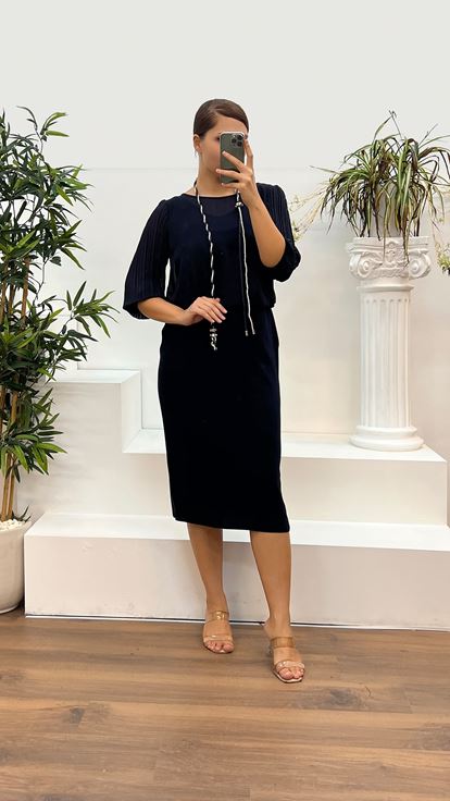 Vestido de noche azul marino de talla grande con cuello redondo y mangas plisadas 