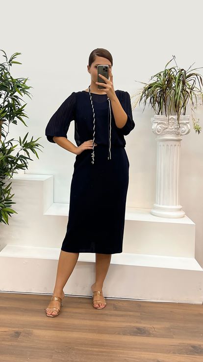 Vestido de noche azul marino de talla grande con cuello redondo y mangas plisadas 