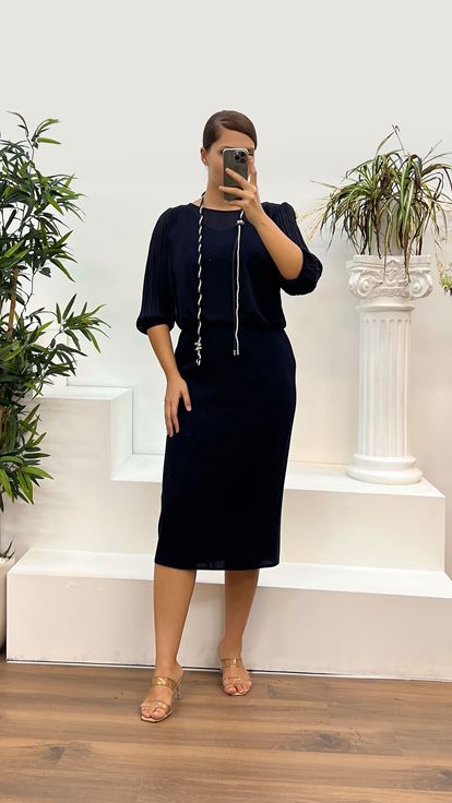 Vestido de noche azul marino de talla grande con cuello redondo y mangas plisadas 