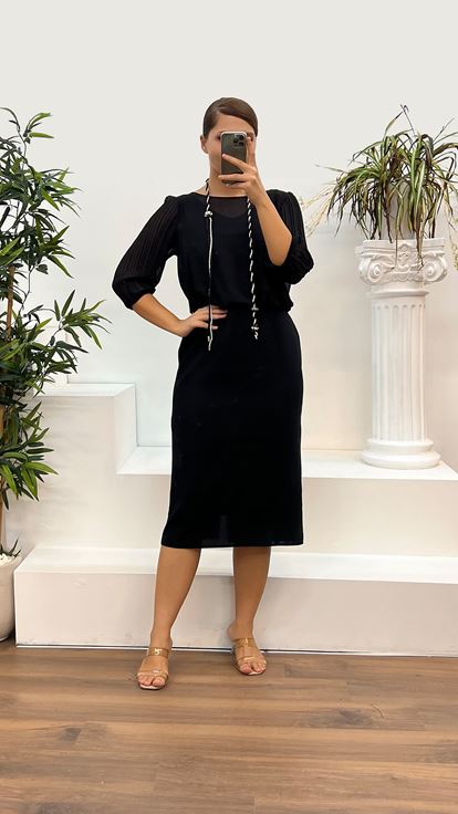 فستان سهرة أسود بمقاسات كبيرة، بياقة دائرية وأكمام مطوية