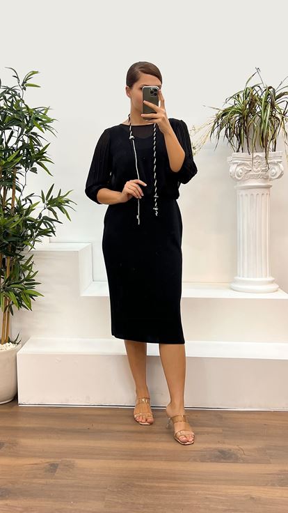 فستان سهرة أسود بمقاسات كبيرة، بياقة دائرية وأكمام مطوية