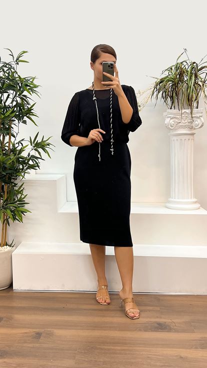 فستان سهرة أسود بمقاسات كبيرة، بياقة دائرية وأكمام مطوية