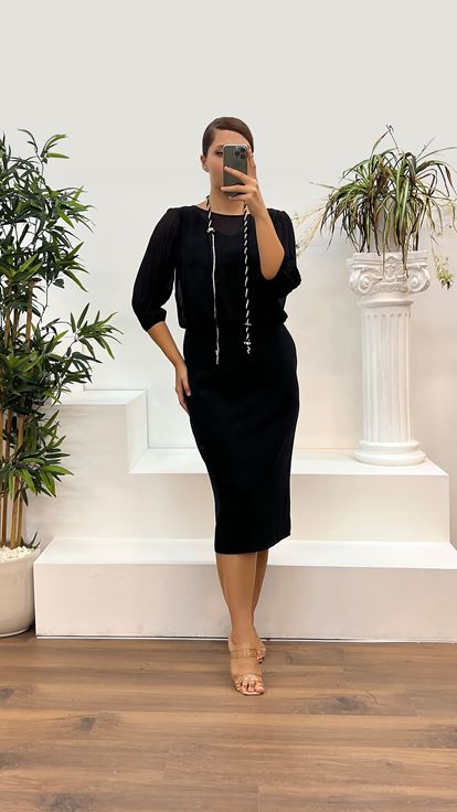 فستان سهرة أسود بمقاسات كبيرة، بياقة دائرية وأكمام مطوية