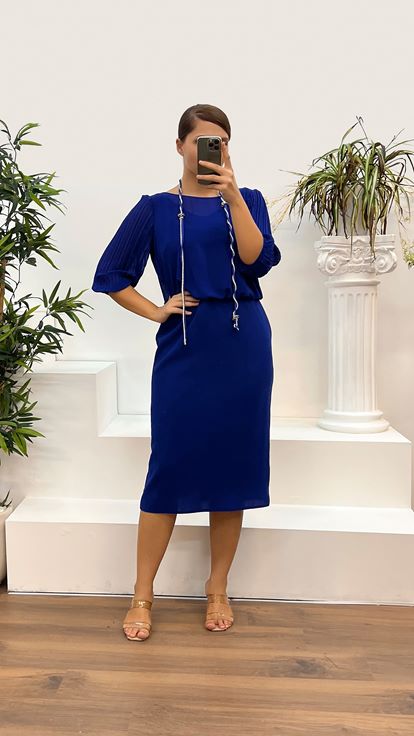 Vestido de noche de talla grande con mangas plisadas y cuello redondo