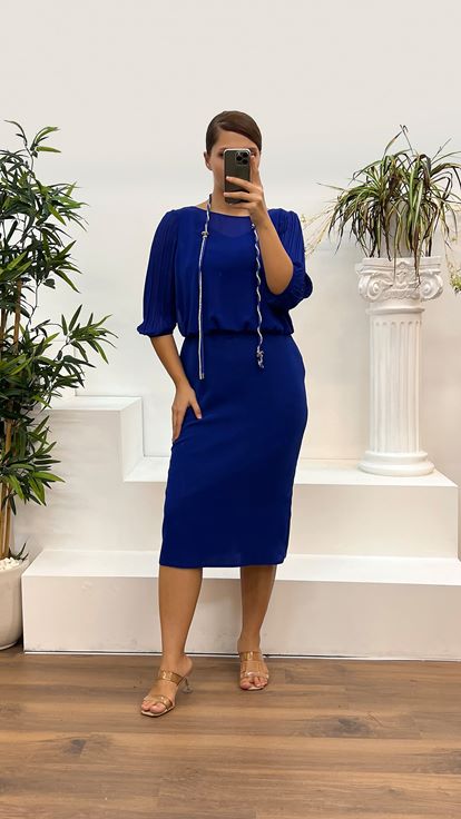 Vestido de noche de talla grande con mangas plisadas y cuello redondo