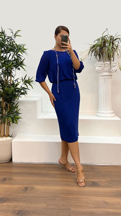 Vestido de noche de talla grande con mangas plisadas y cuello redondo