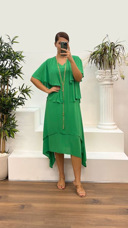 Grüner Abendanzug in Übergröße mit V Ausschnitt und Ärmeldetails