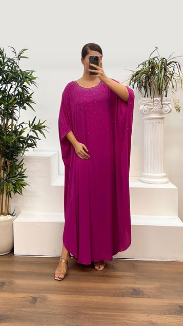 Abito da sera taglie forti con scollo tondo fucsia scuro con dettagli in pietra