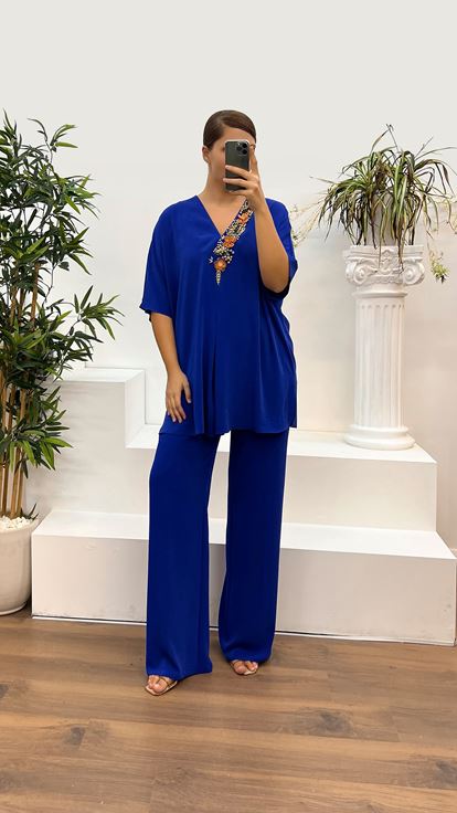 بدلة سهرة من ساكس بمقاسات كبيرة، بياقة مطرزة على شكل حرف V