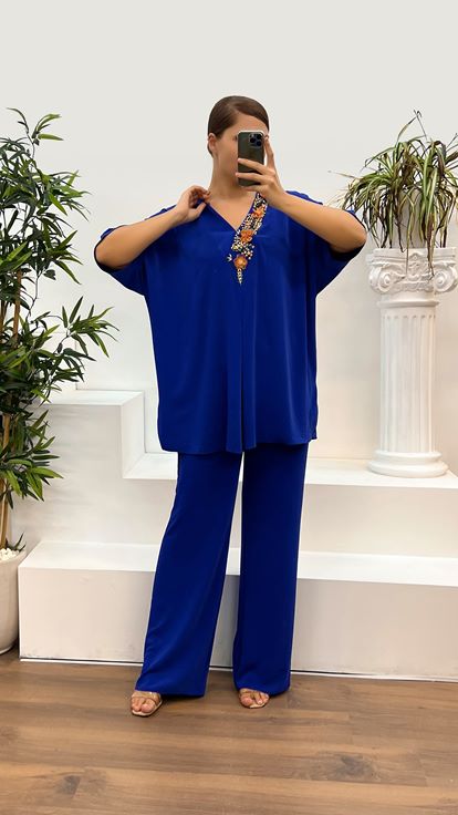 بدلة سهرة من ساكس بمقاسات كبيرة، بياقة مطرزة على شكل حرف V