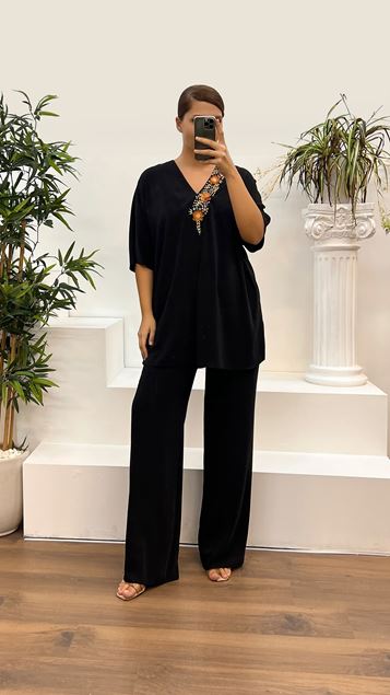 Schwarzes Abendkleid in Übergröße mit V-Ausschnitt und besticktem Kragen