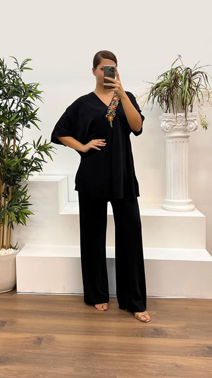 فستان سهرة أسود مطرز بياقة على شكل حرف V، بدلة بمقاسات كبيرة