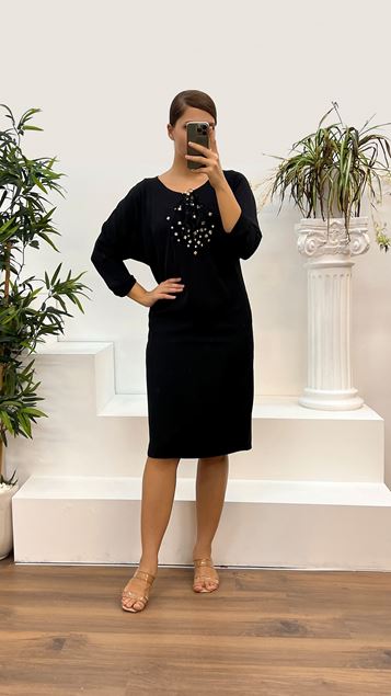 Abendkleid in Übergröße mit schwarzem Kragen und Federdetail