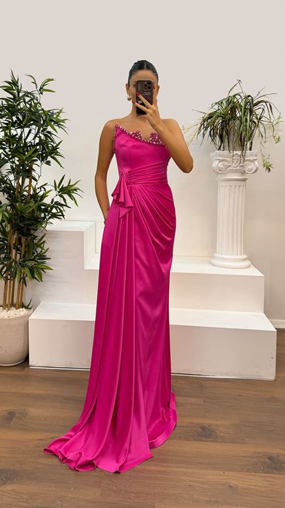 Vestido de noche con detalle de piedras y escote palabra de honor fucsia