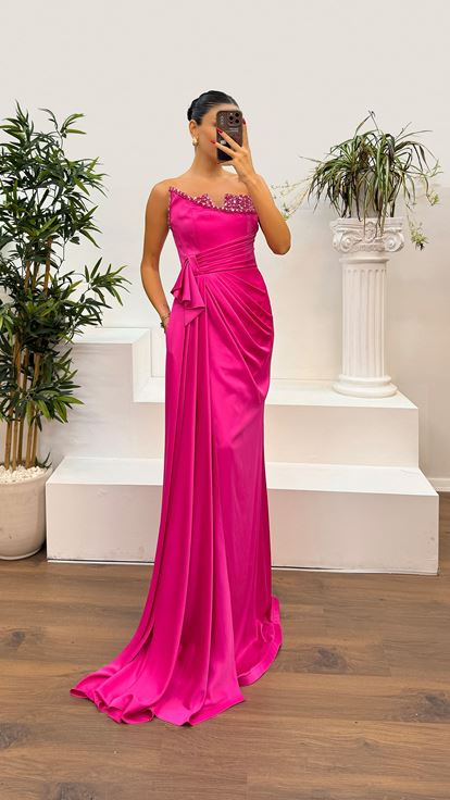 Vestido de noche con detalle de piedras y escote palabra de honor fucsia