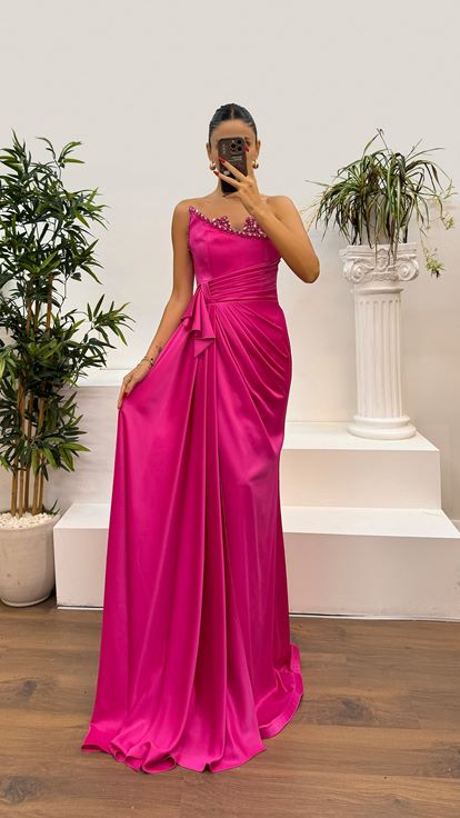 Vestido de noche con detalle de piedras y escote palabra de honor fucsia