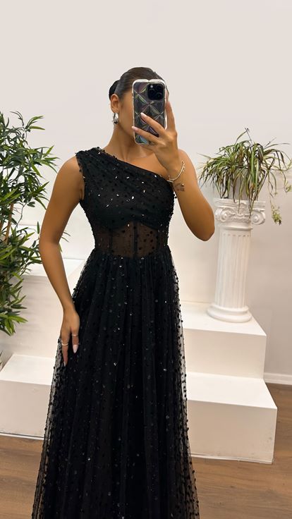 Schwarzes, transparentes, besticktes One-Shoulder-Kleid