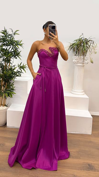 فستان فوشيا بدون حمالات مع صدر مطرز