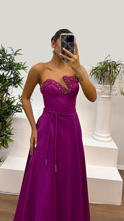 فستان فوشيا بدون حمالات مع صدر مطرز