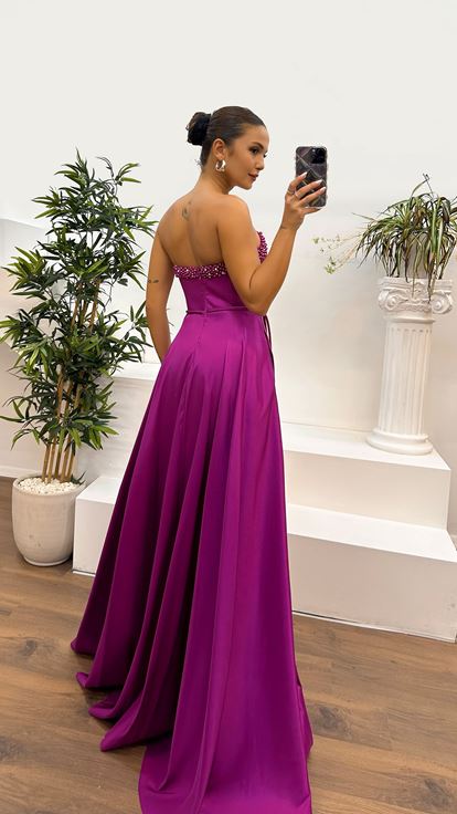 فستان فوشيا بدون حمالات مع صدر مطرز