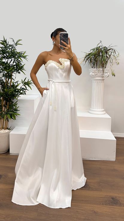 Abito bianco senza spalline firmato  con busto ricamato 