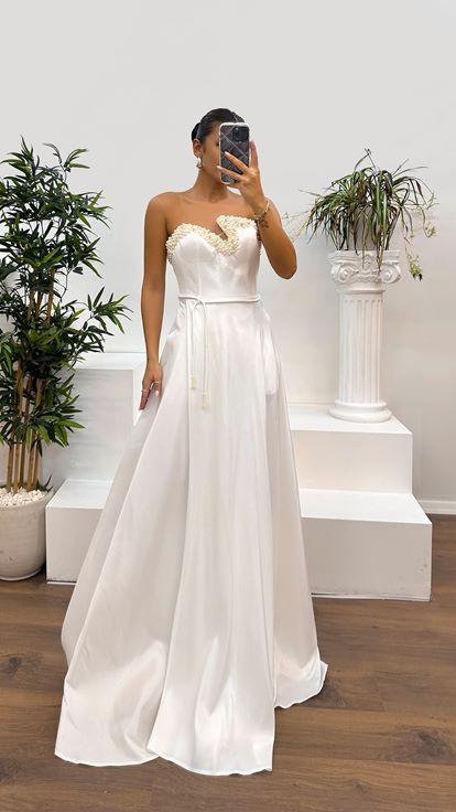 Abito bianco senza spalline firmato  con busto ricamato 